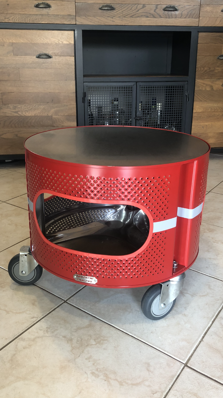 Table basse style industrielle avec un tambour de machine à laver